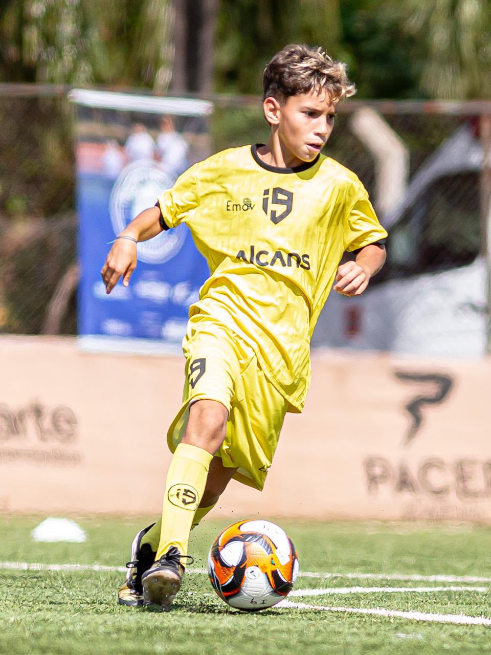 Isaac conduz a bola com uniforme amarelo