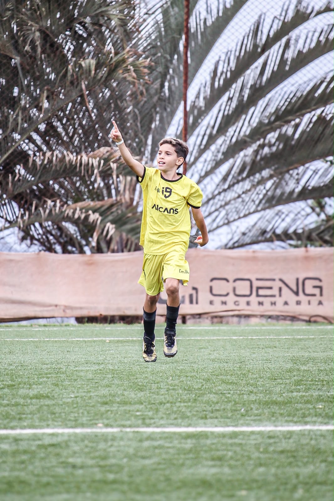 Isaac comemora durante uma partida com uniforme amarelo