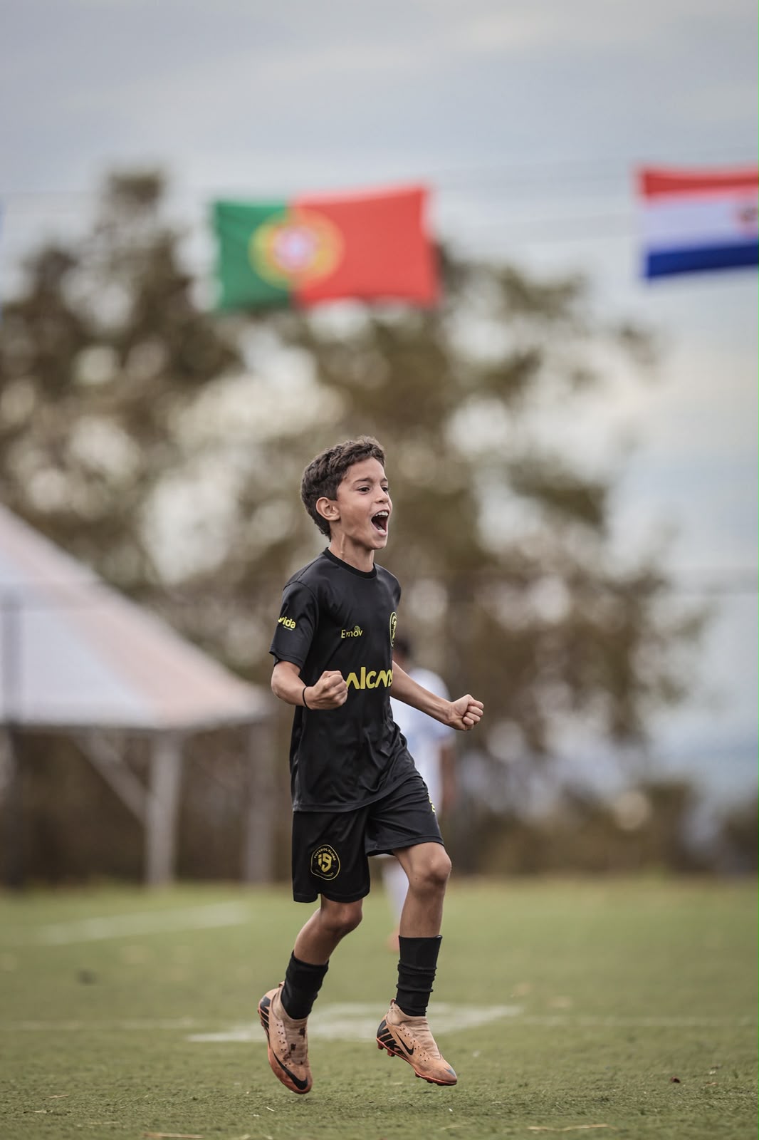 Isaac comemora em campo com uniforme preto