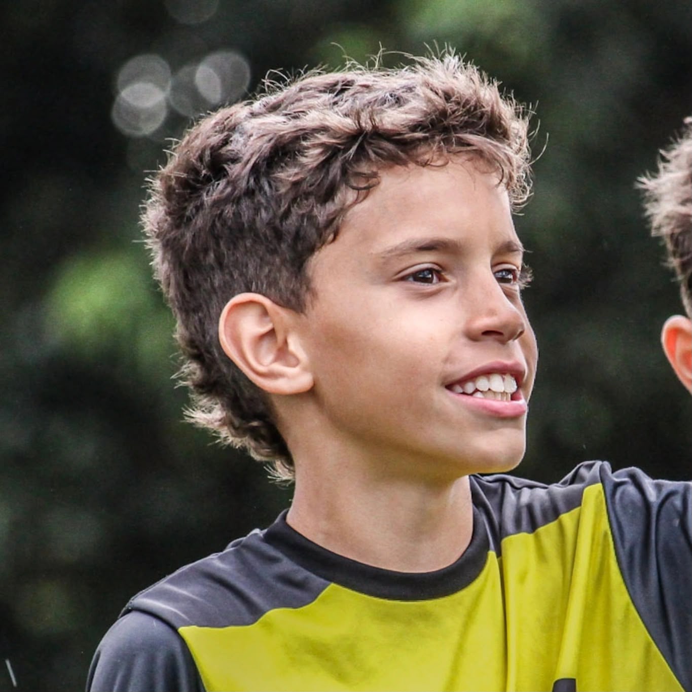 Retrato de Isaac com uniforme de futebol